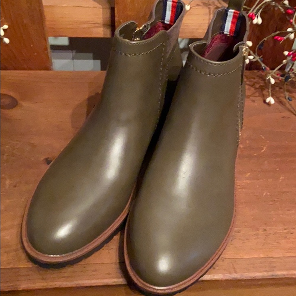 NWOT Hilfiger olive booties🥰🥰